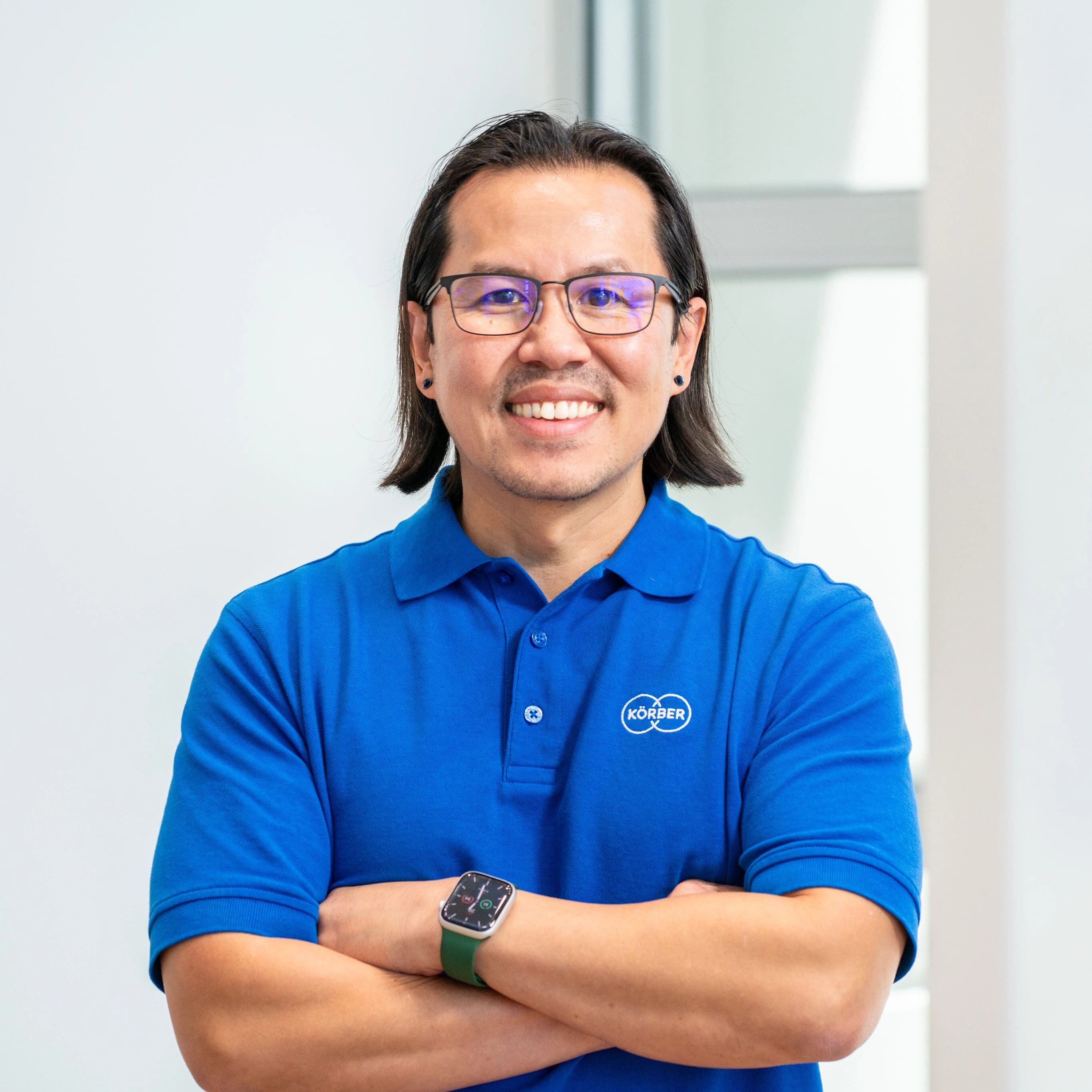 Man wearing a blue Körber branded t-shirt