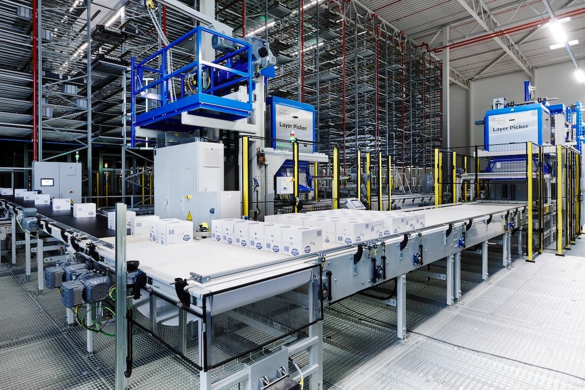 Layer hoist integration with pallet-to-tray