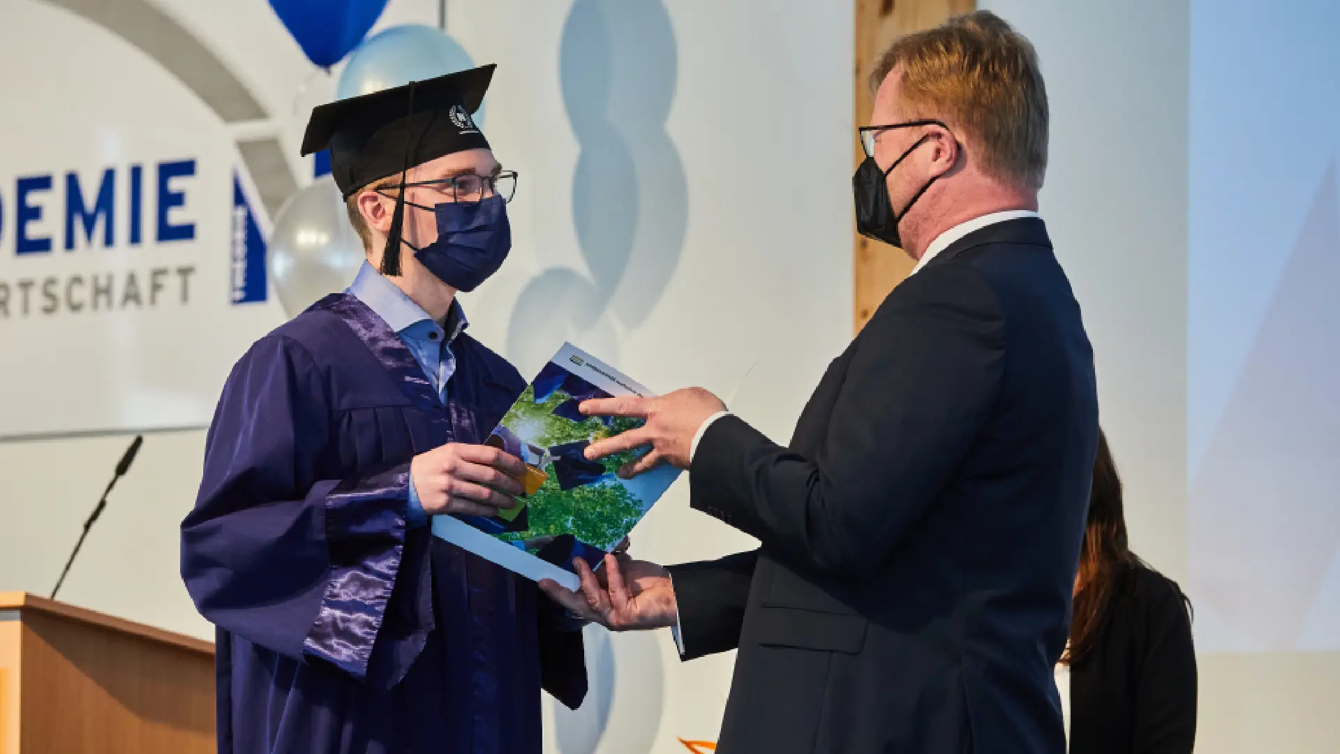 Foto von Alexander Friese bei seiner Abschlussfeier.