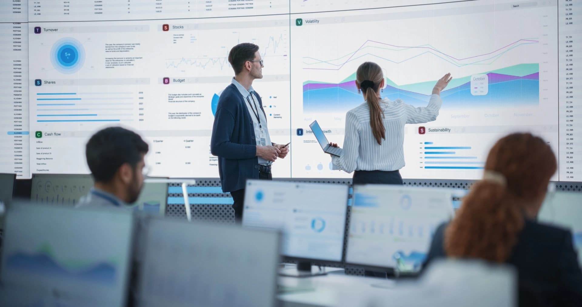 Körber-Mitarbeiter arbeiten mit Daten