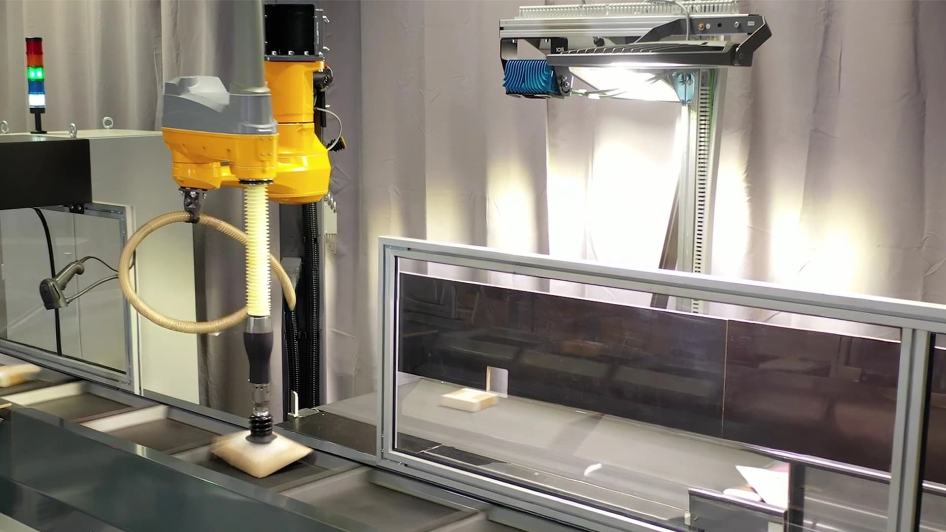 VarioPick picking robot in action