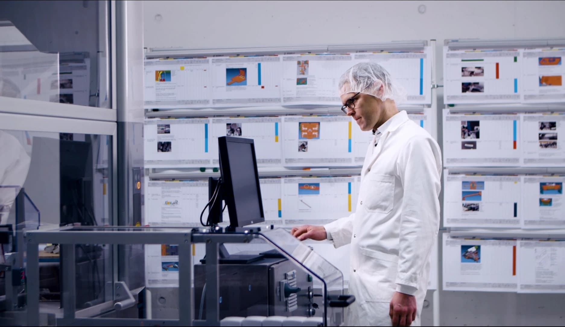 Ein Körber-Mitarbeiter in einer Laborumgebung bei der Arbeit an der MES-Implementierung