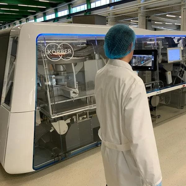 Mitarbeiter neben einer Körber Pharmamaschine