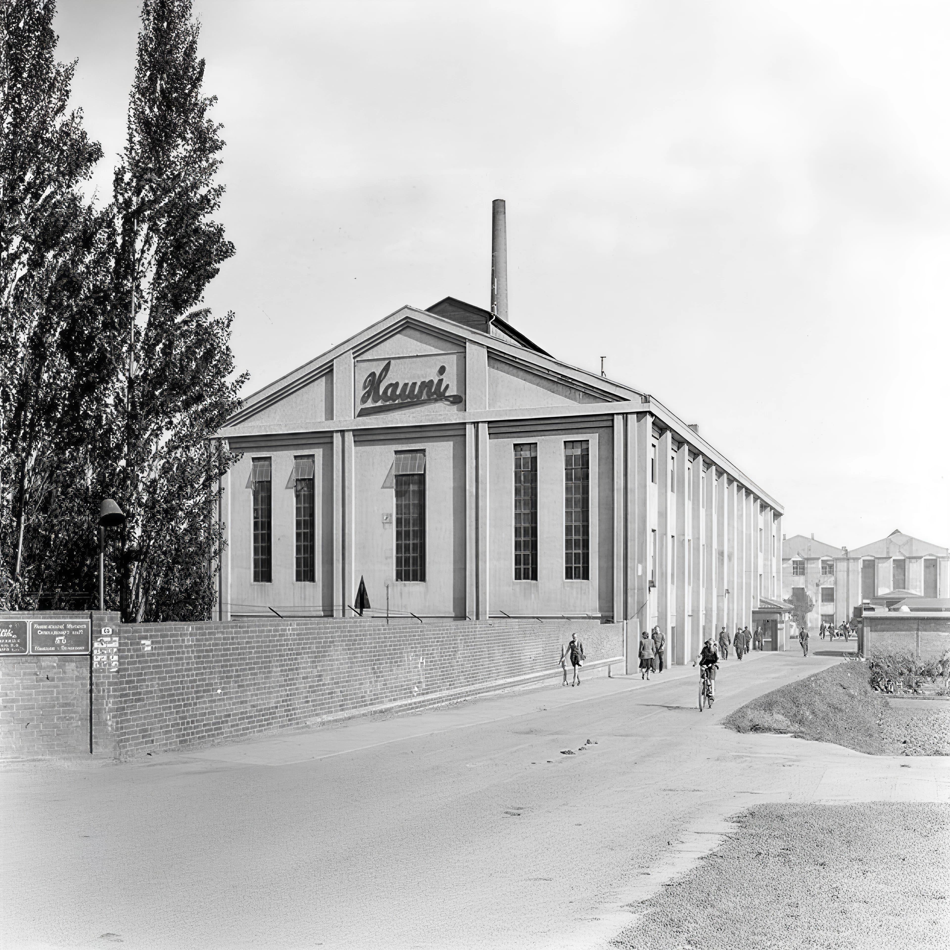 Schwarz-Weiß-Foto des Gebäudes der Hauni Maschinenfabrik.