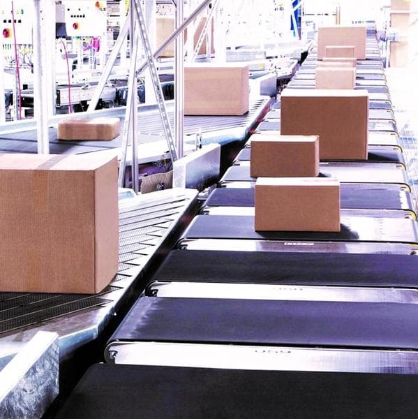 Siemens Logistics conveyor belt transporting boxes, illustrating efficient logistics operations.