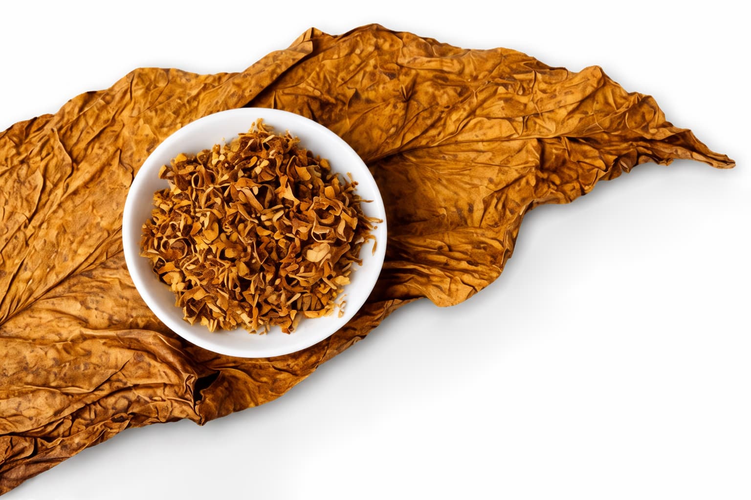 Getrocknetes Tabakblatt auf weißem Hintergrund dargestellt.