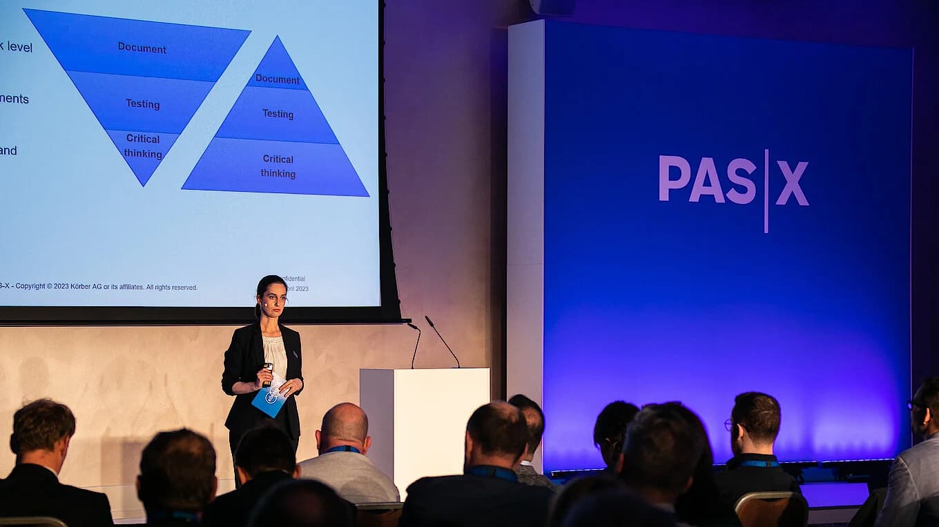Bild von Nelly Chankova bei einer Präsentation zu PAS-X, mit Fokus auf digitale Transformation und Zukunftstechnologien.