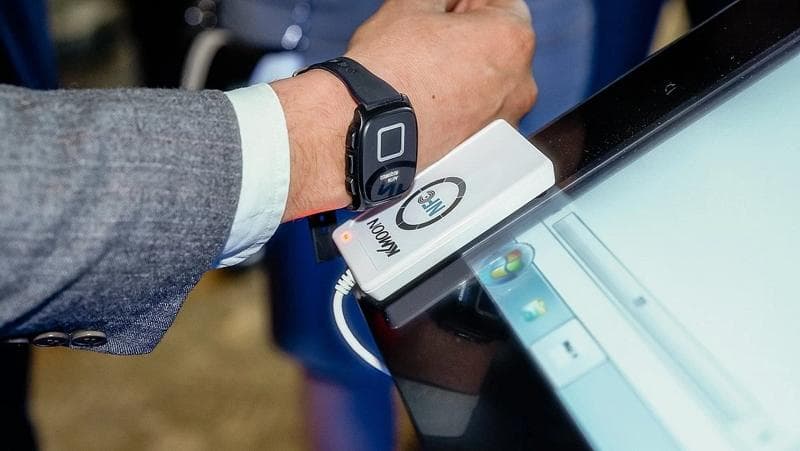 Eine Person hält eine Smartwatch in der Hand, die die zunehmende Interaktion zwischen Mensch und Technik verdeutlicht.