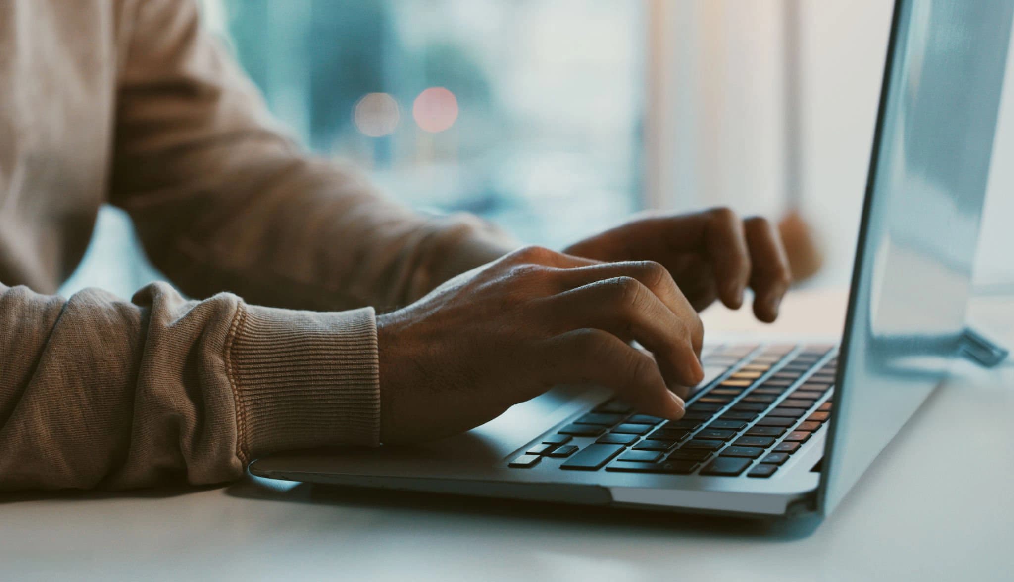 Eine Person, die auf einem Laptop tippt