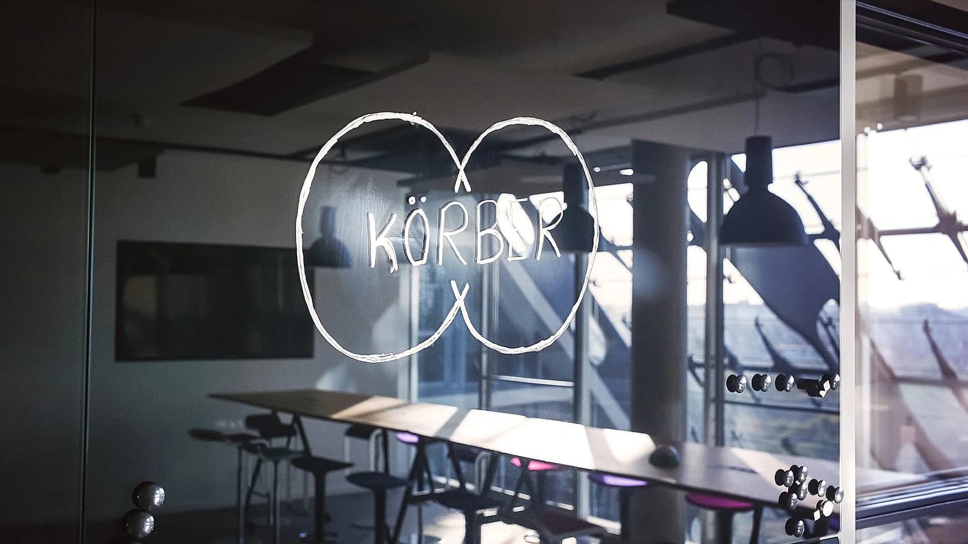 Korber-Logo auf einem Fenster gezeichnet