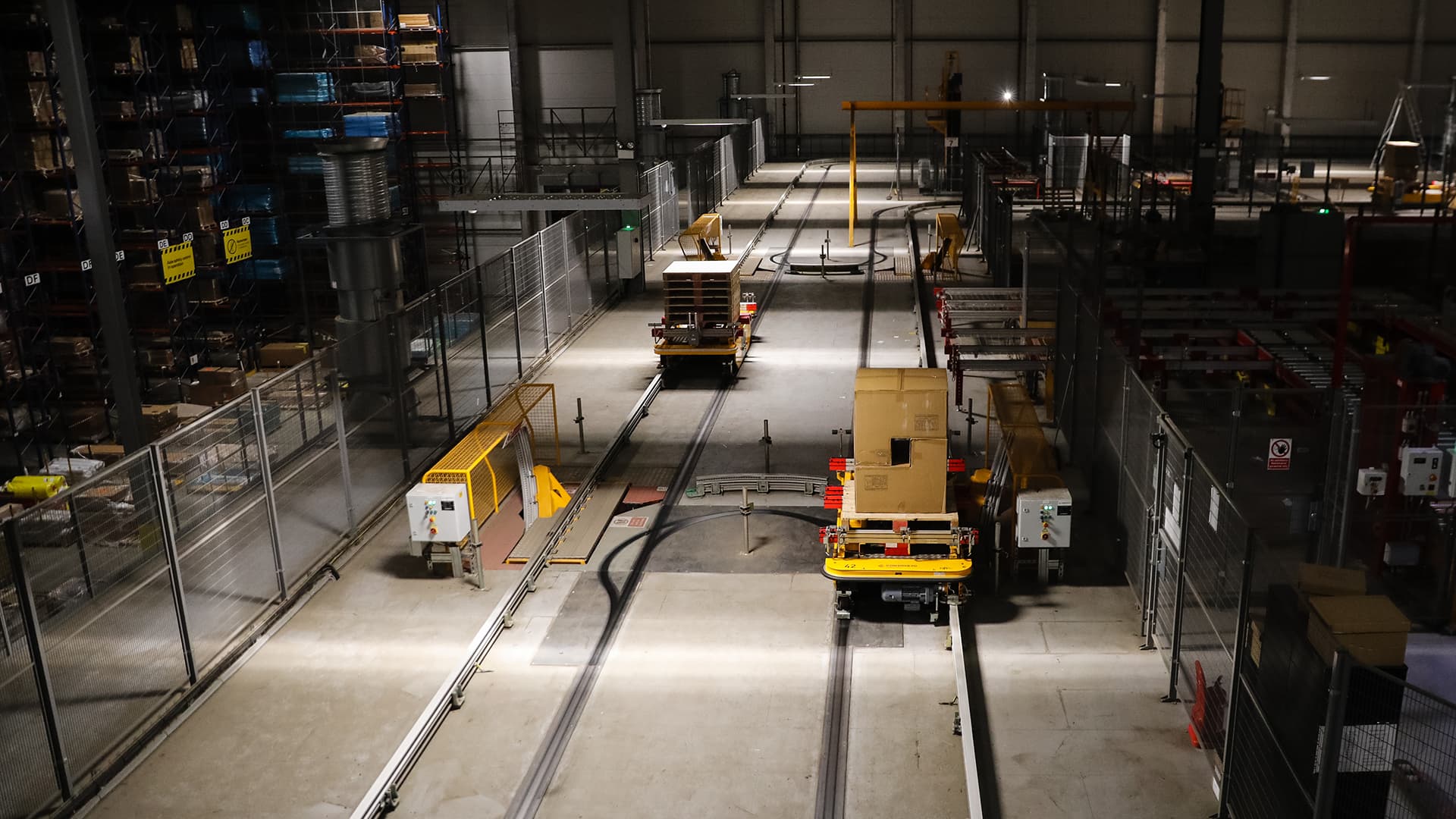 Operation logistics inside a warehouse.