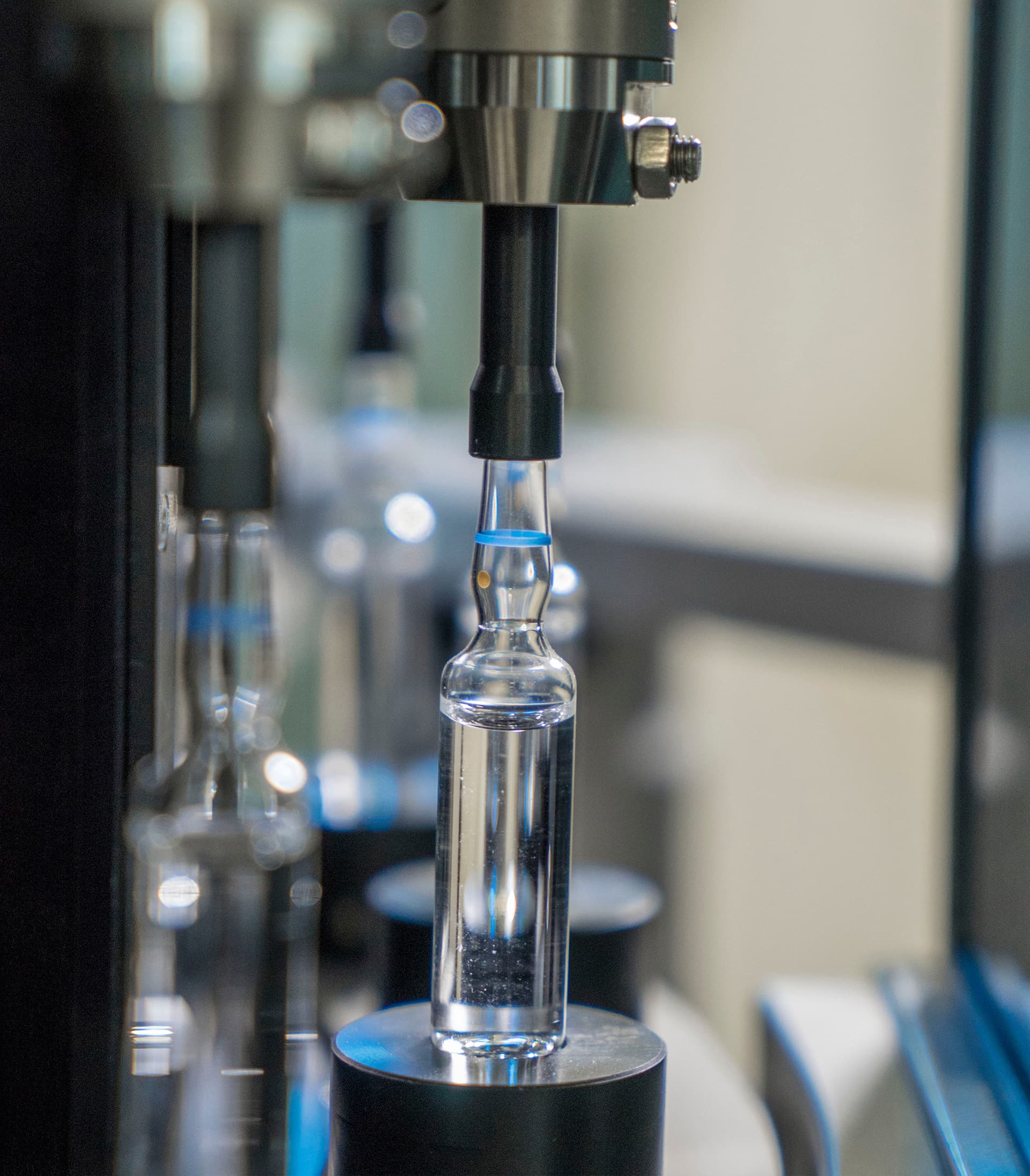 Maschine füllt Glasfläschchen mit flüssiger Medizin