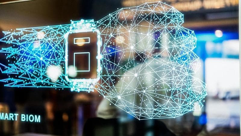 Ein futuristisches Mobiltelefon mit fortschrittlicher Technologie und intelligenter Datenverwaltung für mehr Effizienz.