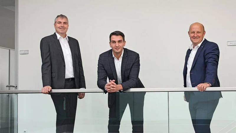 Photo of Zinaid Dzinovic, Director of Principal Consulting & Client Advisory Software (center), supported by Torsten Isenberg, Vice President Global Business Consulting Software (left), and Jens Woehlbier, CEO Software (right), Körber Business Area Pharma