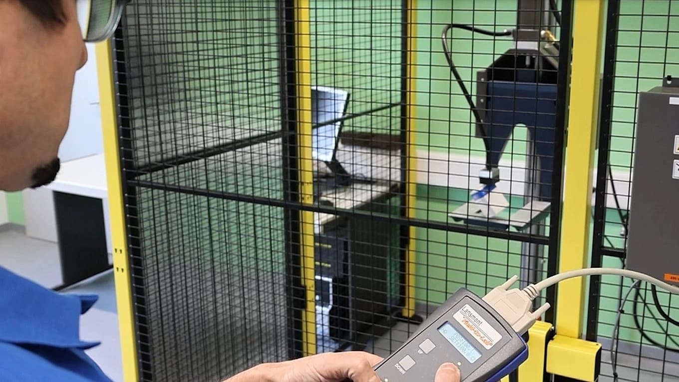 Körber employee managing a packaging machine. 