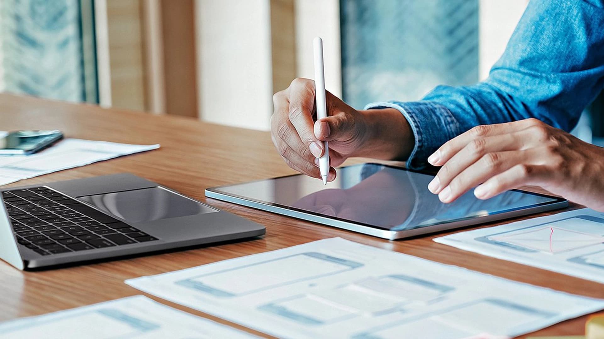 Mann schreibt auf einem Tablet, arbeitet mit SAP Fiori