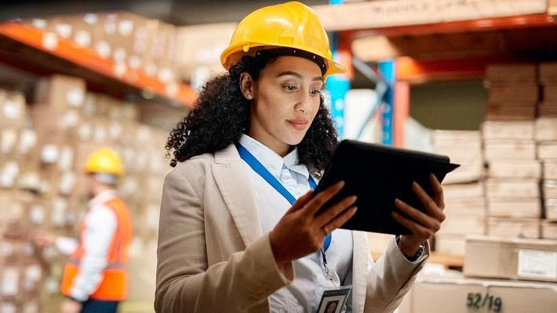 Körber-Ingenieurin arbeitet an nachhaltigen Lieferketten.
