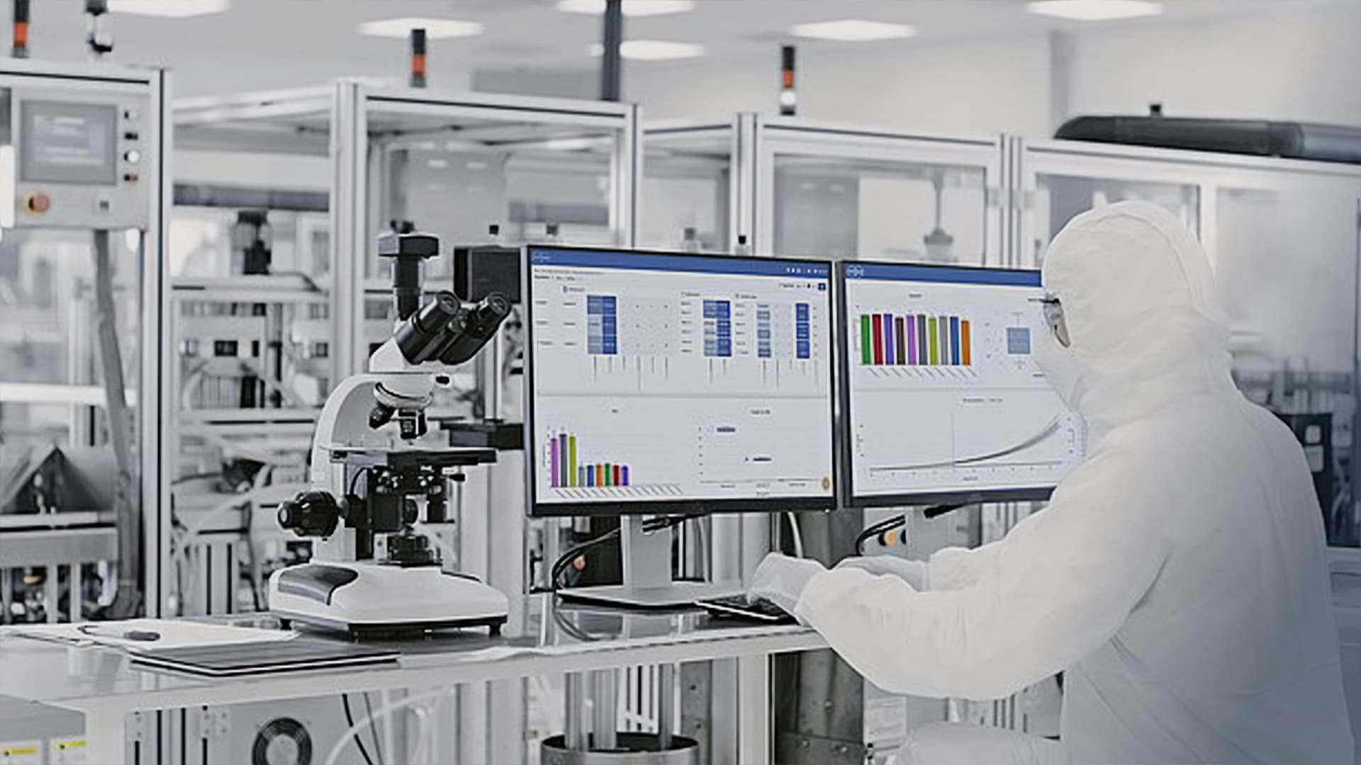 Labortechniker bei der Verwendung von Software auf einem Desktop-Computer