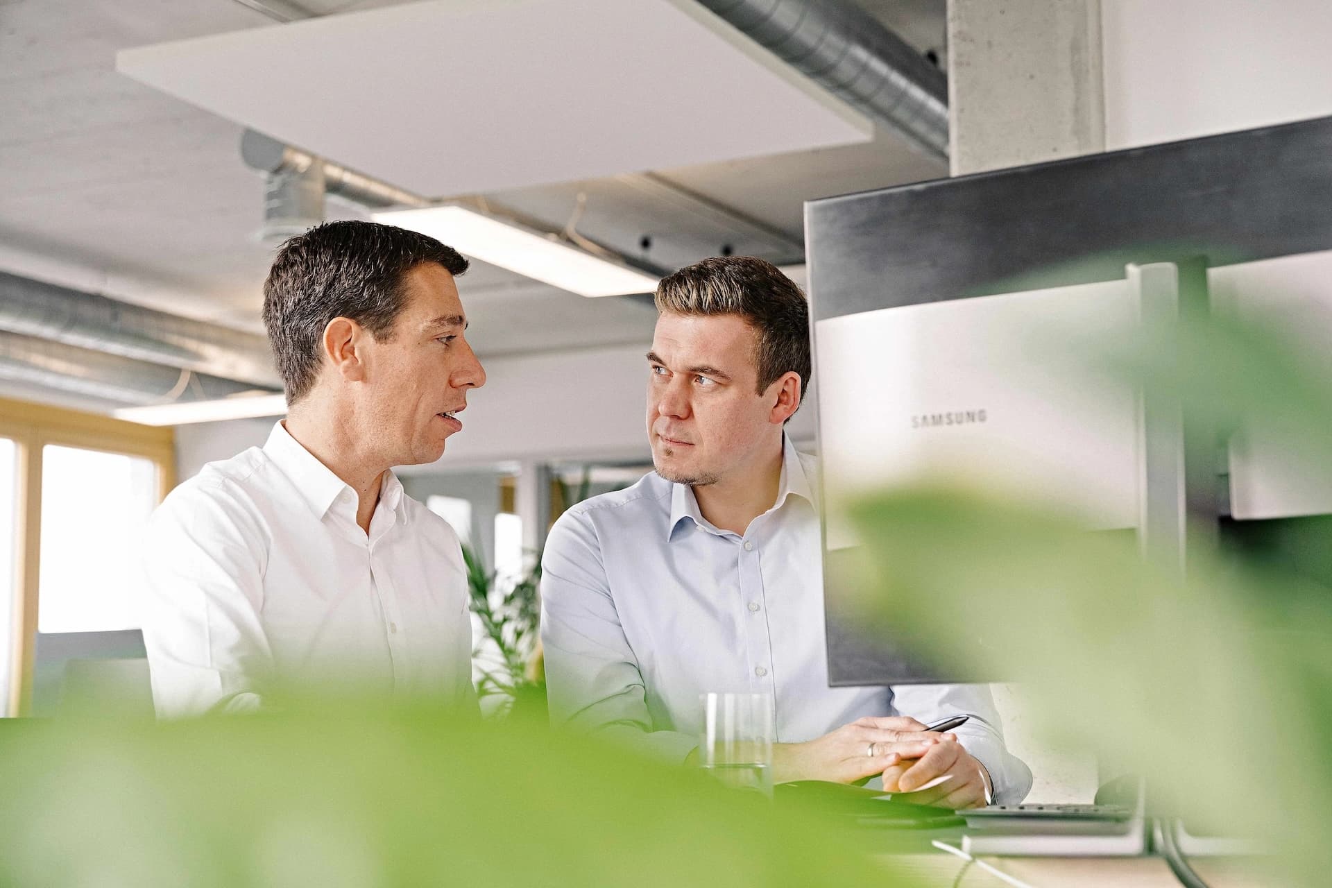 Zwei Körber-Mitarbeiter reden miteinander.