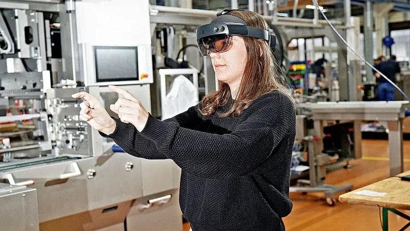 Eine Frau trägt die Datenbrille von Körber in einer Laborumgebung.