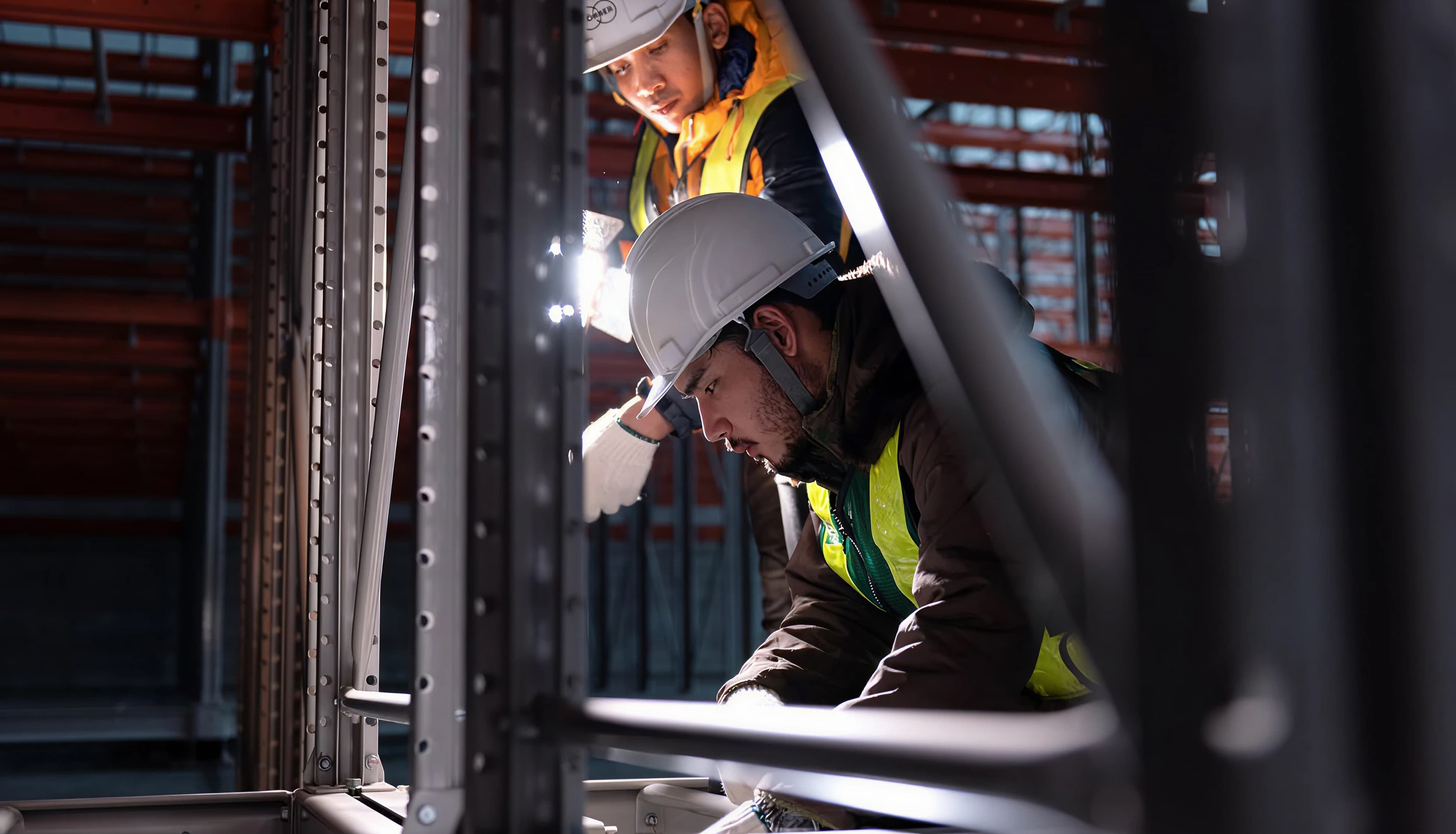 Arbeiter in Schutzausrüstung