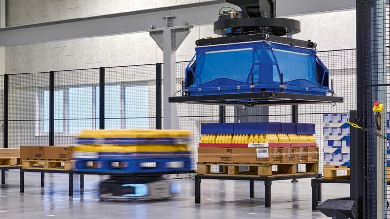 Körber Layer Picker Maschine in einem Lager.