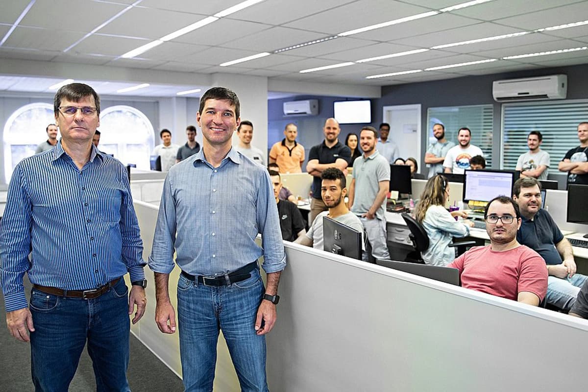 Das Otimis-Team im Büro bei der Arbeit.