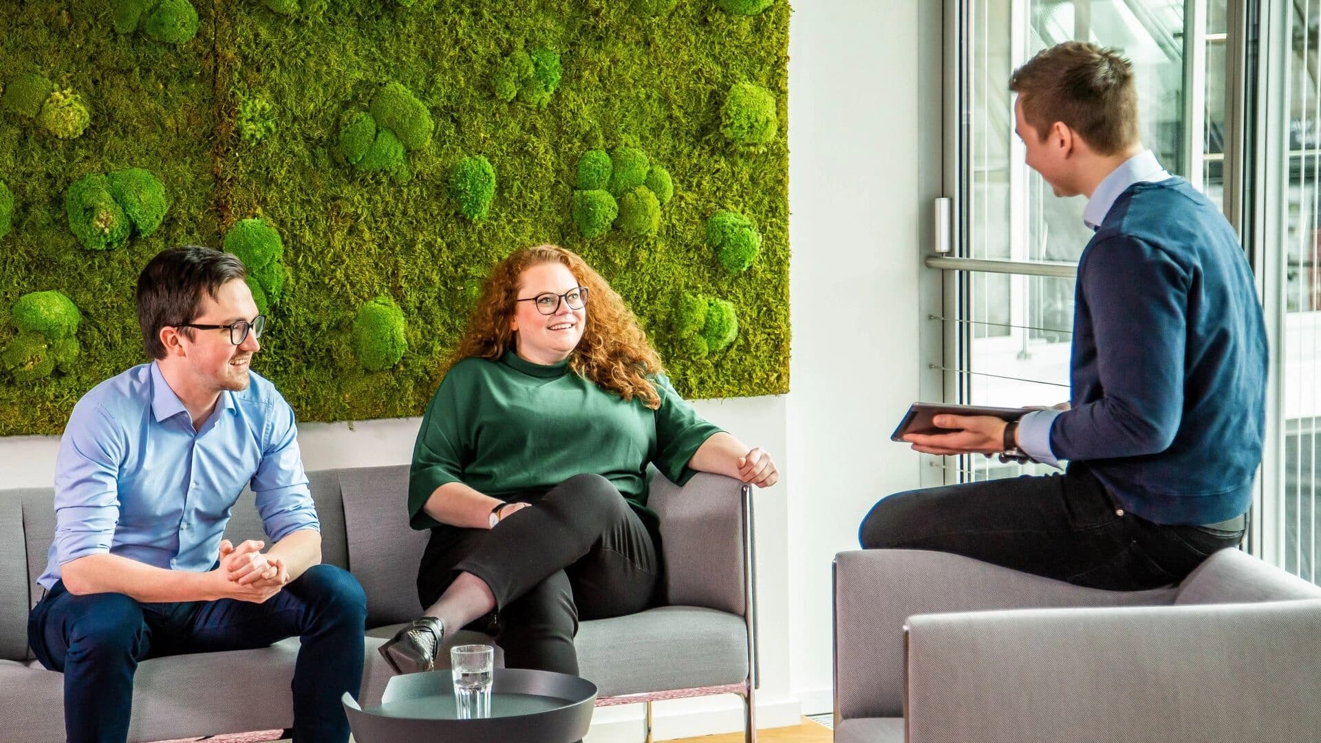Körber employees discussing net-zero CO2 emissions.