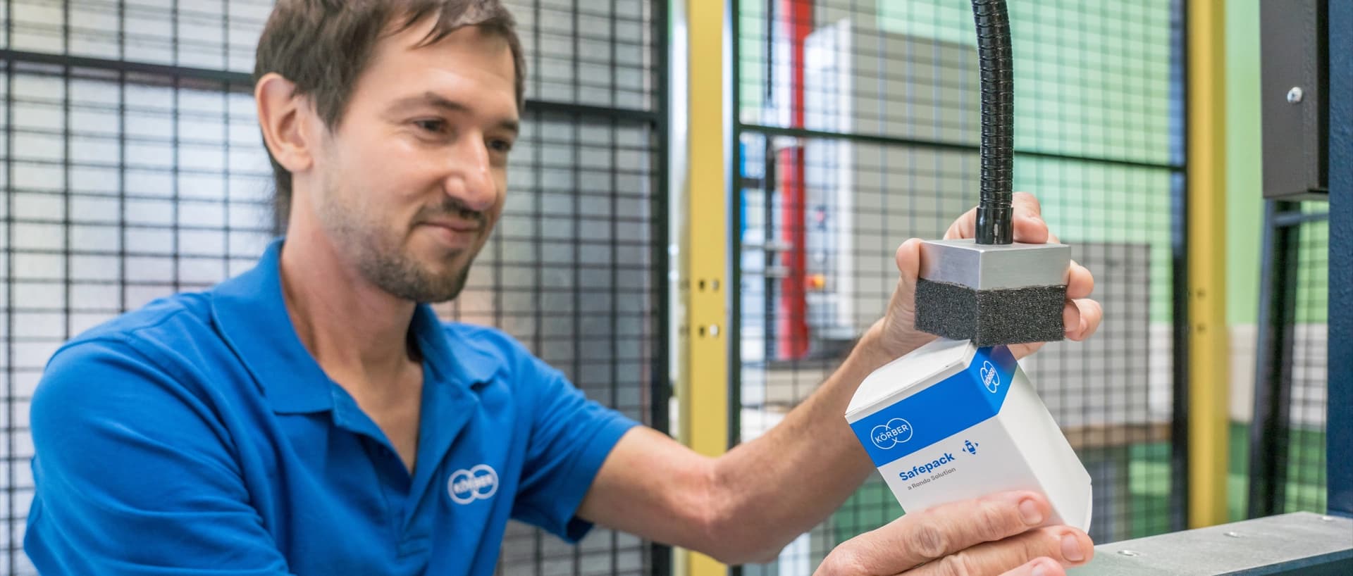 Ein Mann in einem blauen Hemd, der für das Druck- und Verpackungsunternehmen Rondo-Pak
