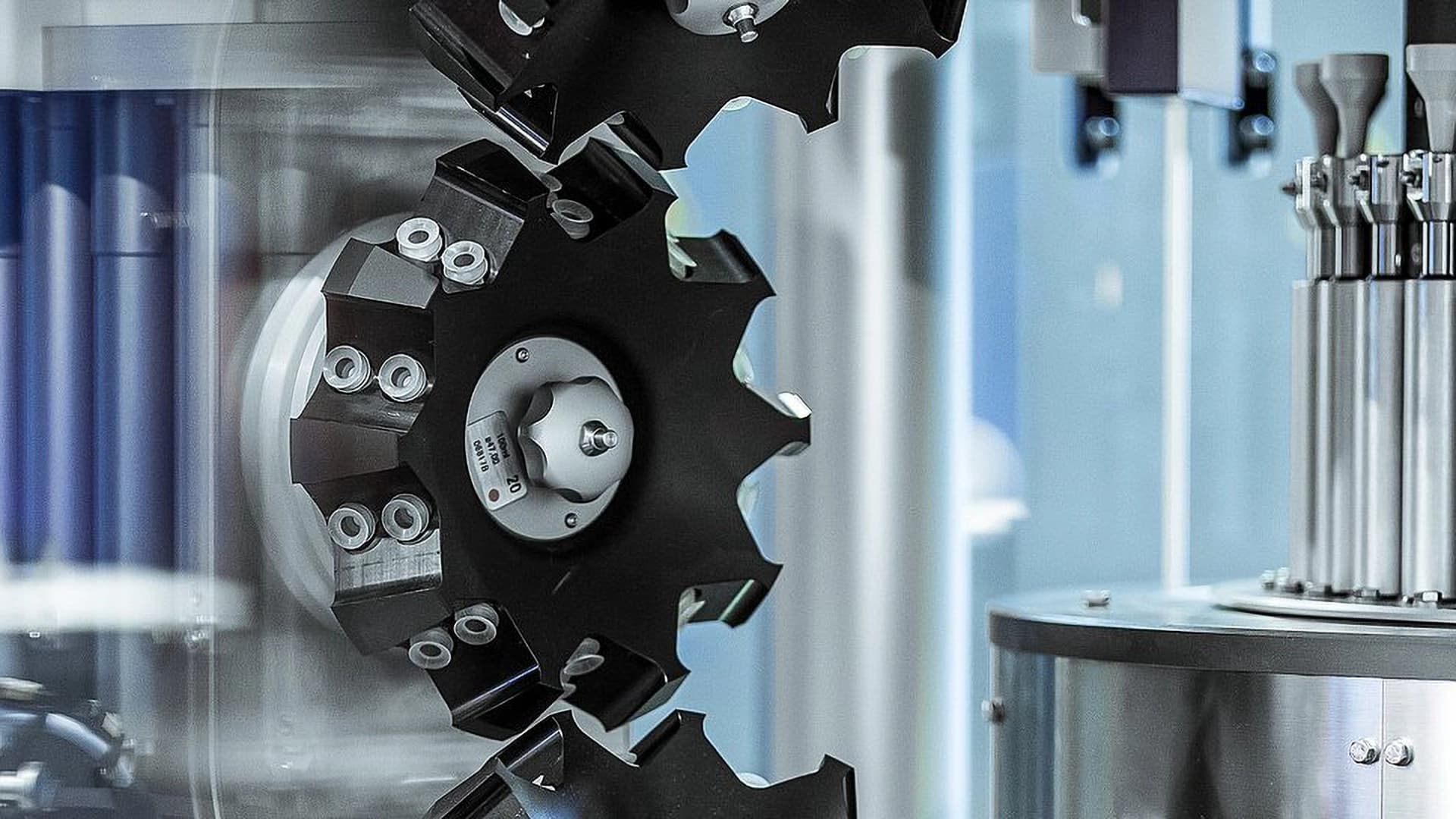 Eine Maschine mit verschiedenen Werkzeugen, die eine Reihe von Geräten für unterschiedliche Aufgaben und Funktionen zeigt.