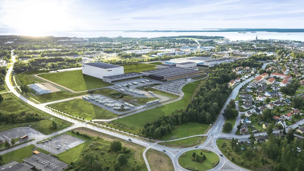 Luftaufnahme der Produktionsstätte der Metsä Group in Mariestad mit automatischer Palettieranlage und der umliegenden Landschaft.