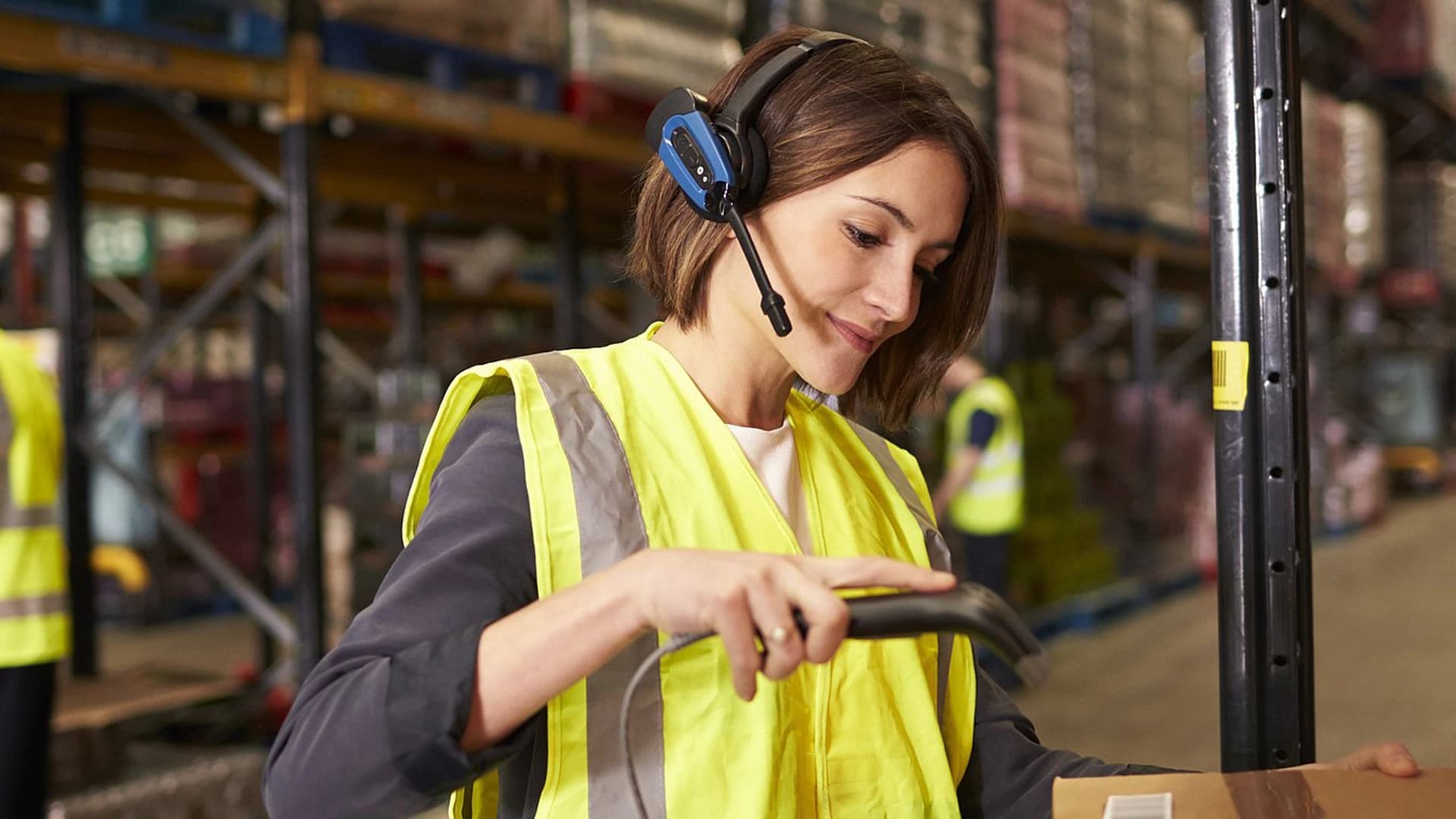 Warehouse employee scanning and registering packages