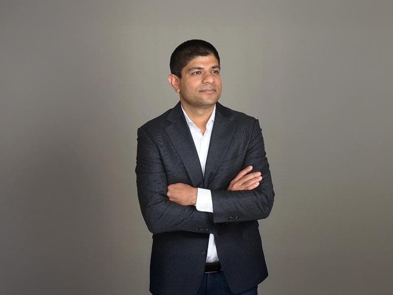 Ananta Islam auf blauem Hintergrund