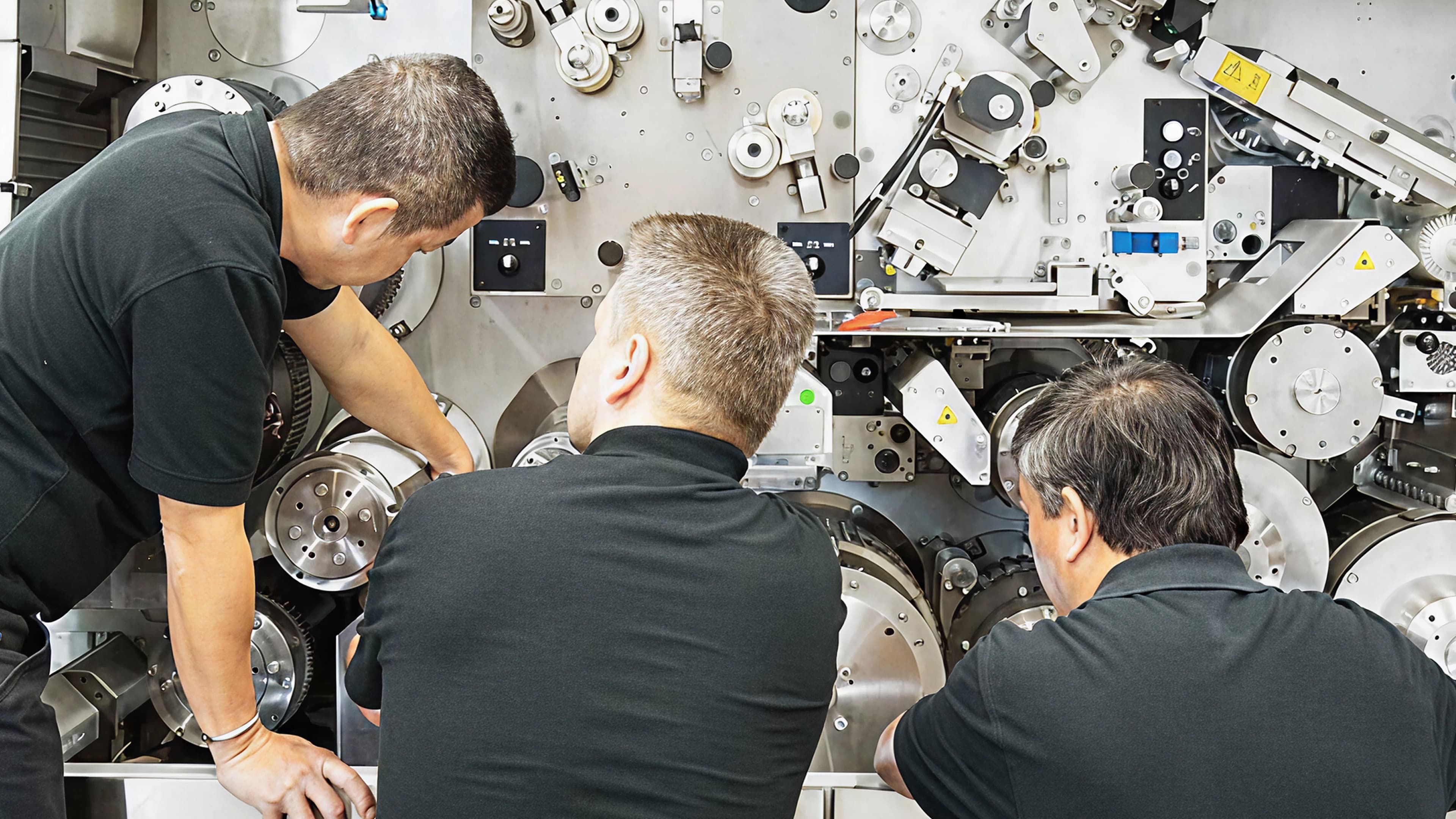 Team von Arbeitern bei der Inspektion von Maschinen