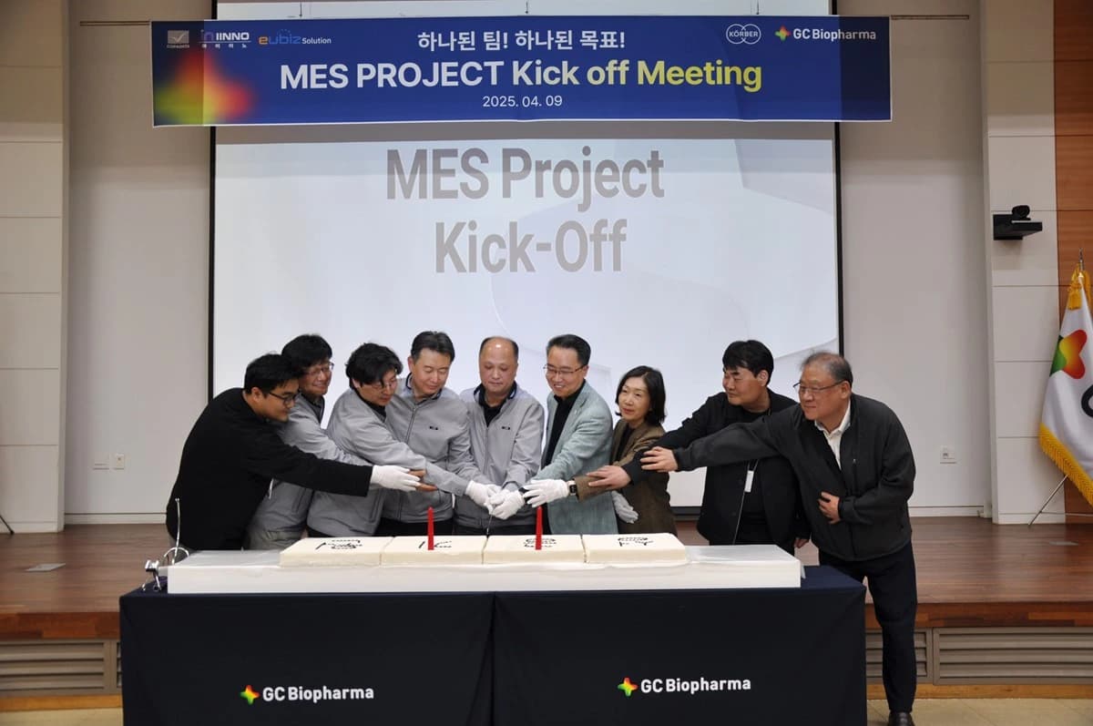 The management teams from Körber Korea and GC Biopharma symbolically cutting a cake at the MES kick-off ceremony.