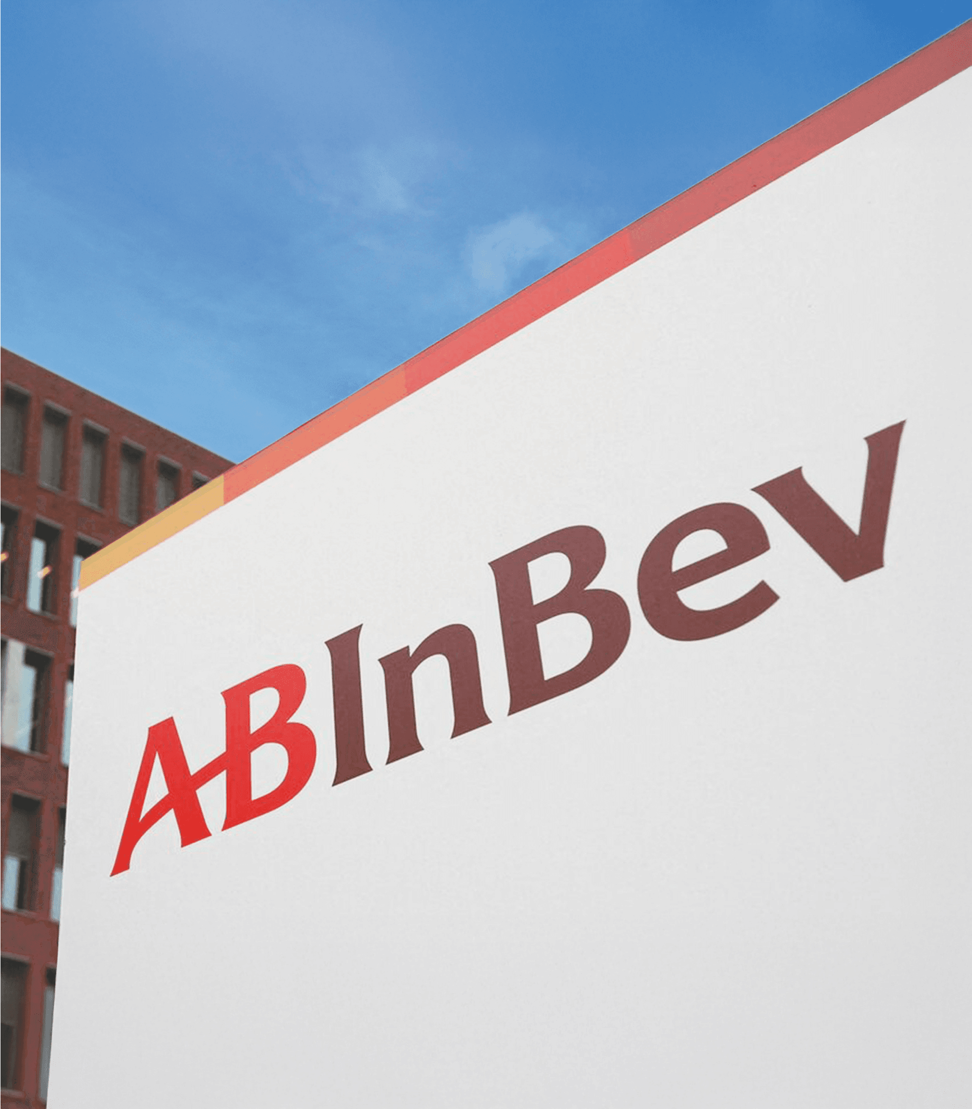 ABInBev-Logo auf einem Gebäude