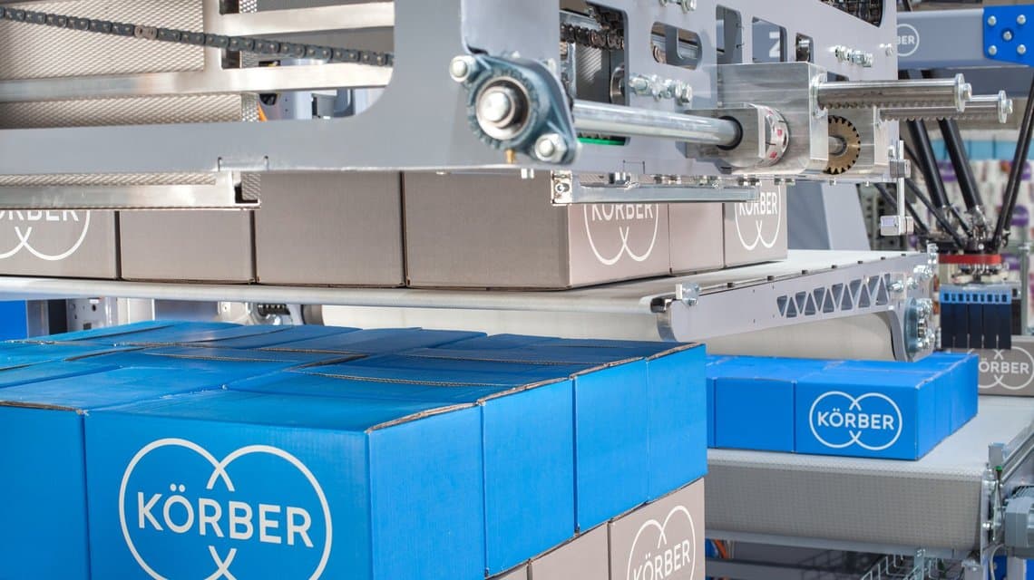 Foto des Lagenpalettierers PA15, einer modularen Industriemaschine mit Etagenplattform und Förderband, die für eine skalierbare Automatisierung der Palettenlogistik konzipiert ist.