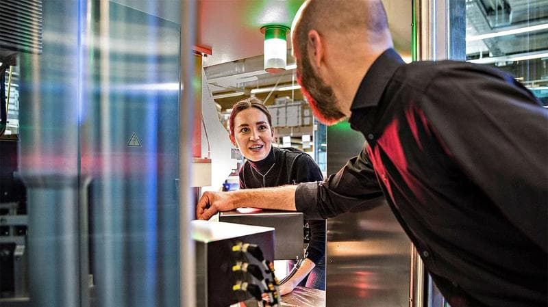 Zwei Körber-Mitarbeiter bei der Arbeit mit der Bubble-X-Technologie