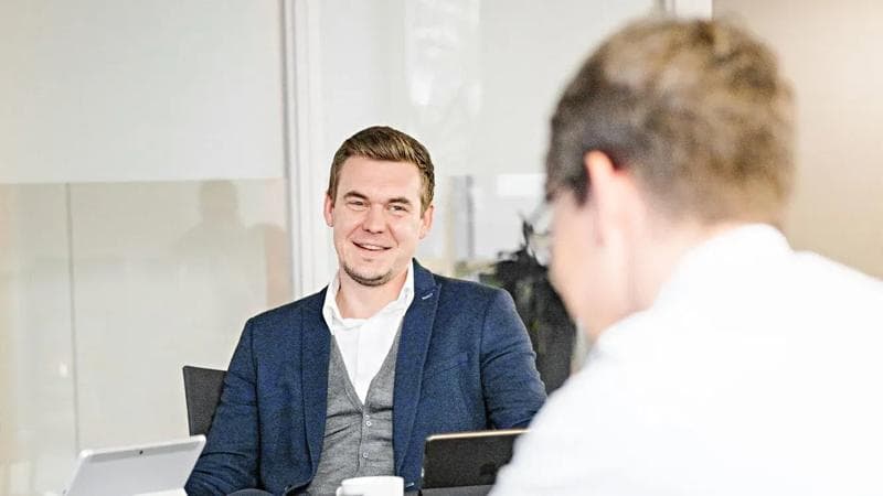 Körber-Mitarbeiter sitzen zusammen und sprechen über die Digitalisierung der Pharmaproduktion