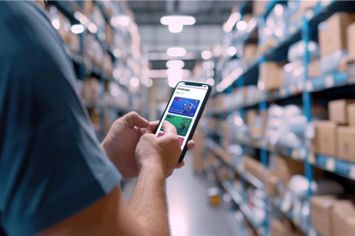 Ein Mitarbeiter in einem Lager scannt Artikel mit einem mobilen Gerät und nutzt dabei Gamification, um die Produktivität und das Engagement zu steigern.