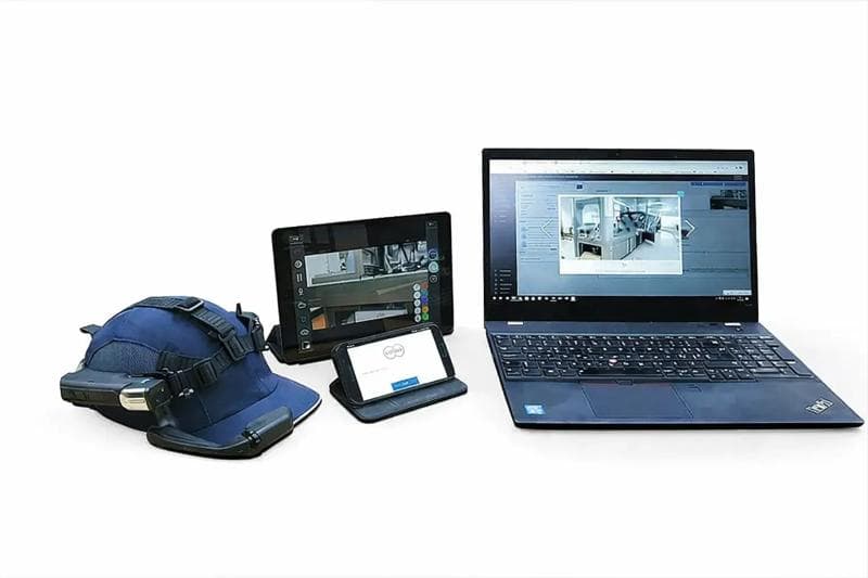 Ein Computer, zwei Tablets und ein Schutzhelm.