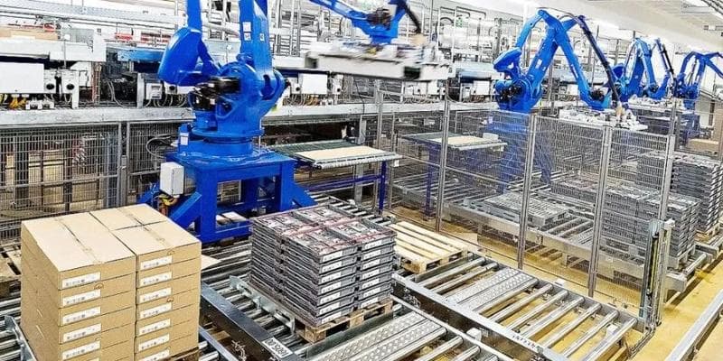 Kommissioniermaschinen in einem Lager, Kommissionierung von Paletten.