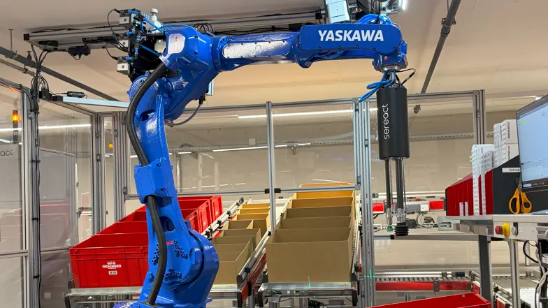 Foto eines Roboterarms in einem Lager.