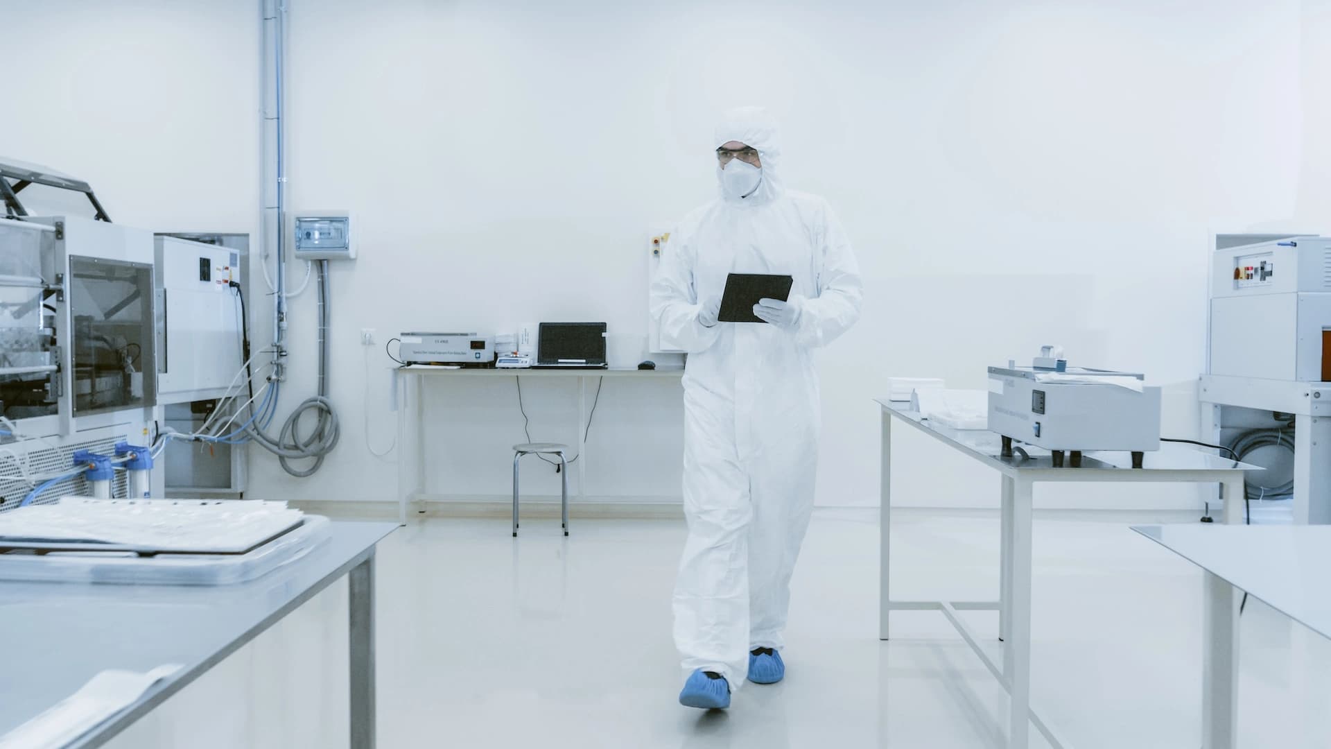 ein Mann in Schutzausrüstung in einer Laborumgebung