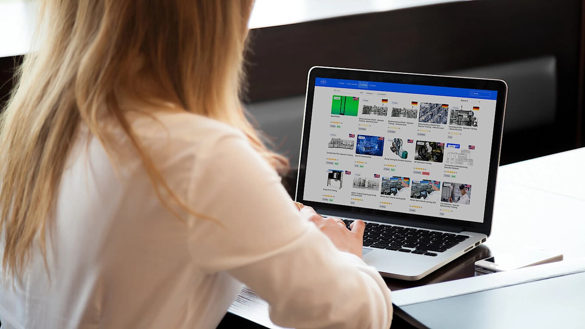 Eine Frau, die die Academy-Plattform von Körber nutzt