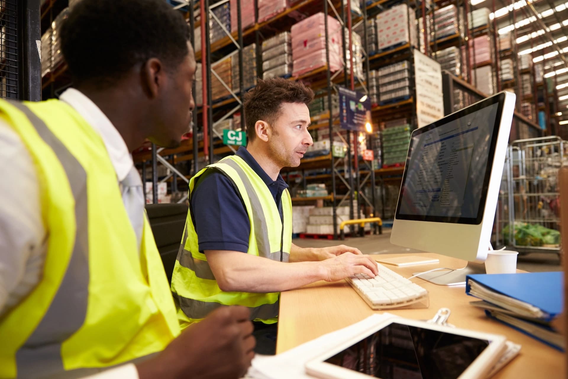 a Körber employee working on STEPLogic warehouse software