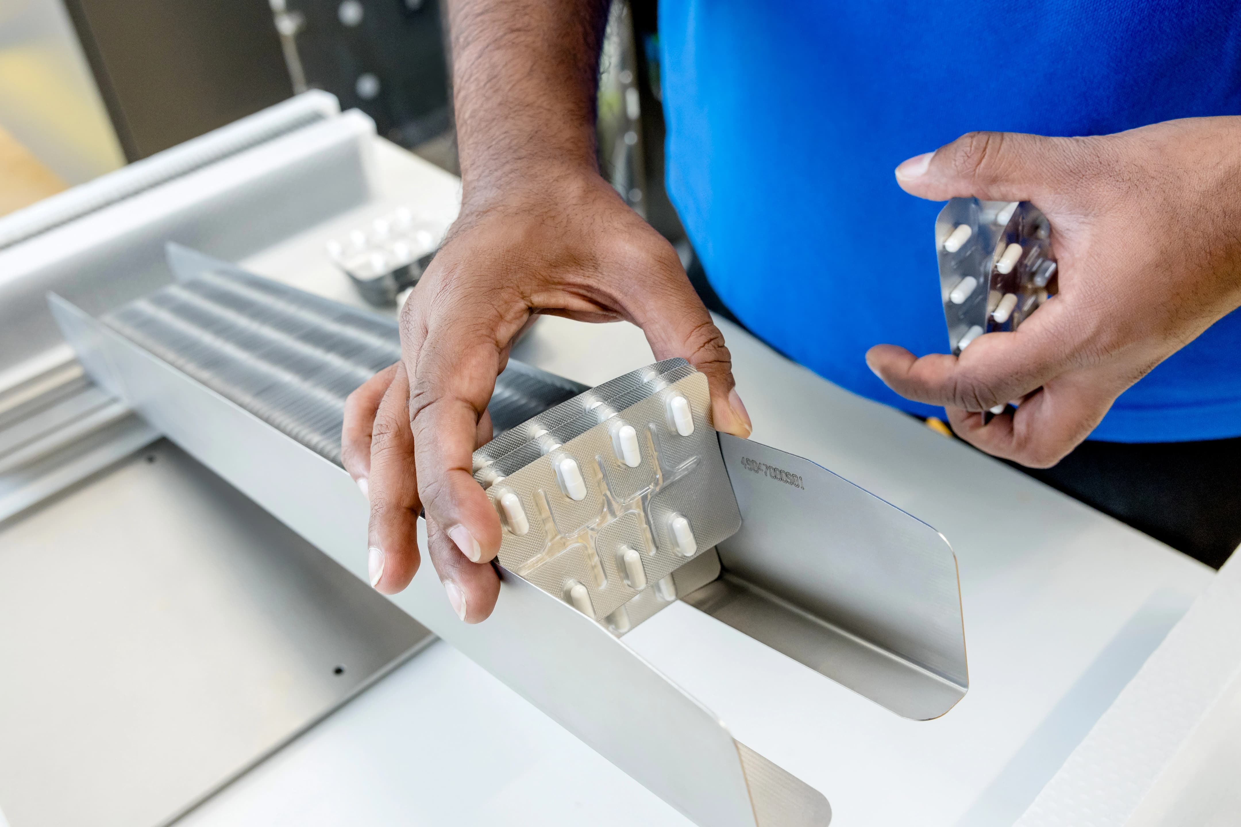 a Körber employee working with oral doses blister packaging