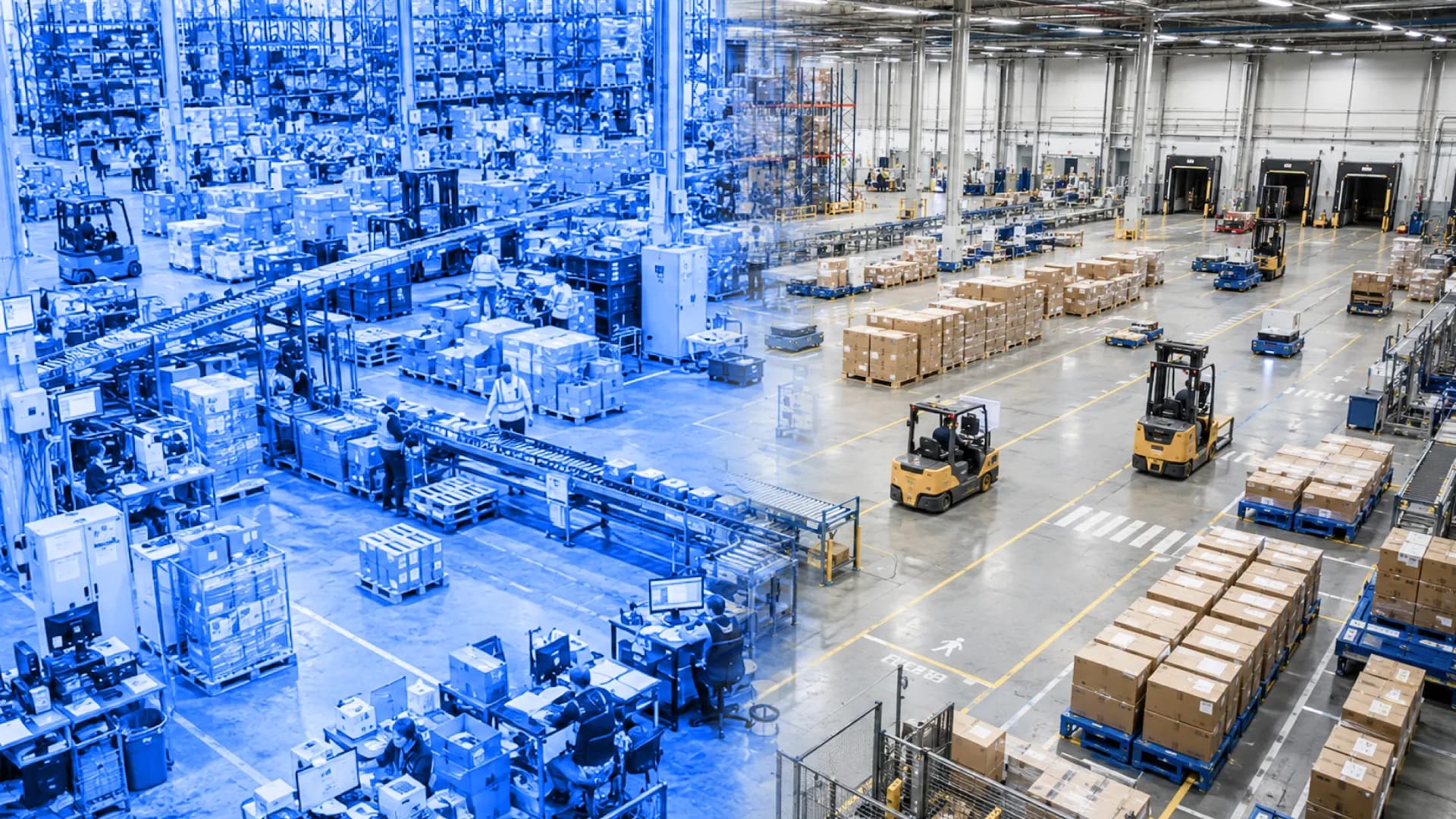 Interieur eines Lagers mit Fördersystemen, Gabelstaplern, Paletten und manuellen Arbeitsplätzen zur Veranschaulichung der Logistikplanung und des Lagerbetriebs.