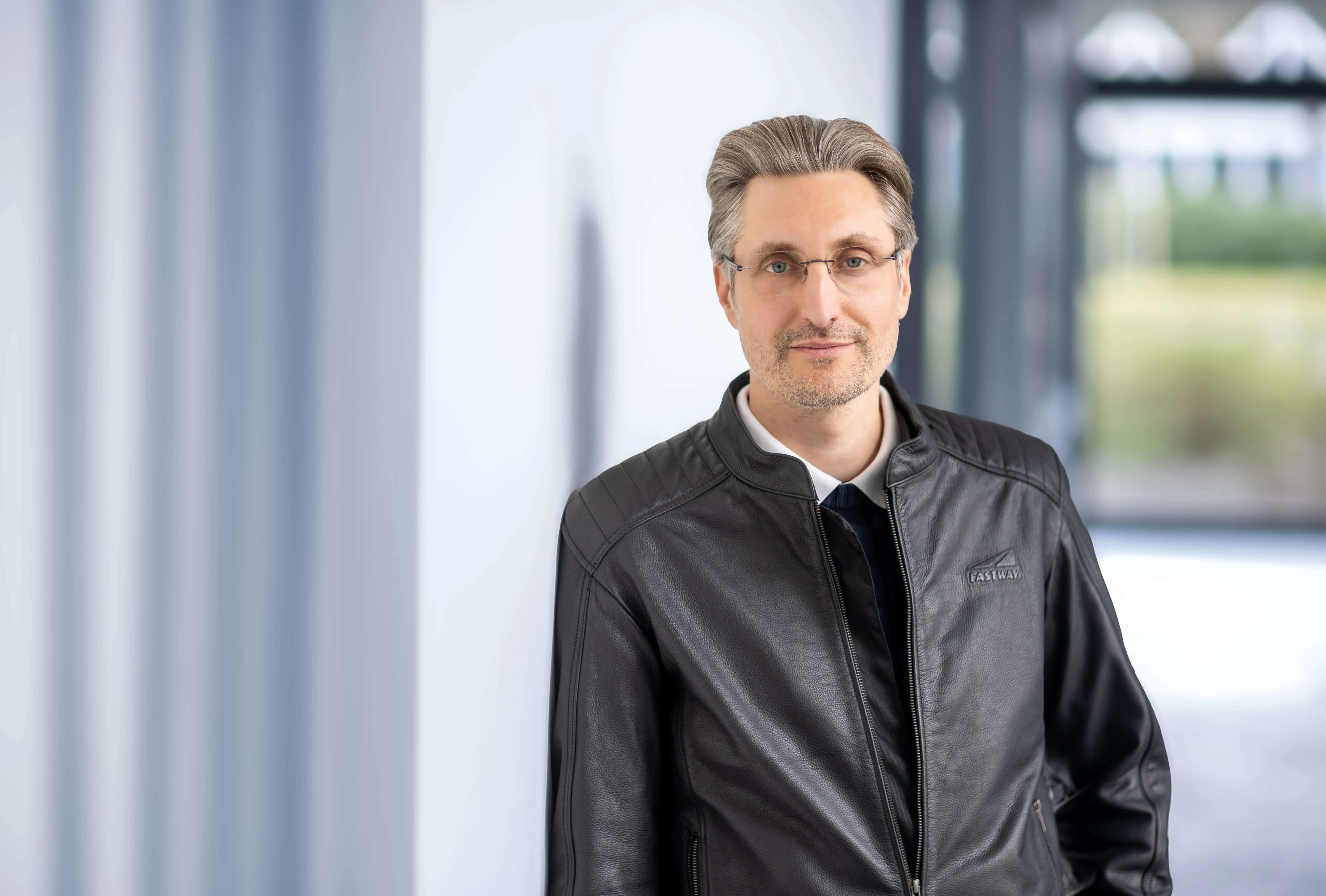 Portrait of Shaun Tyler, Vice President Artificial Intelligence at Körber Business Area Pharma, in a modern office setting.