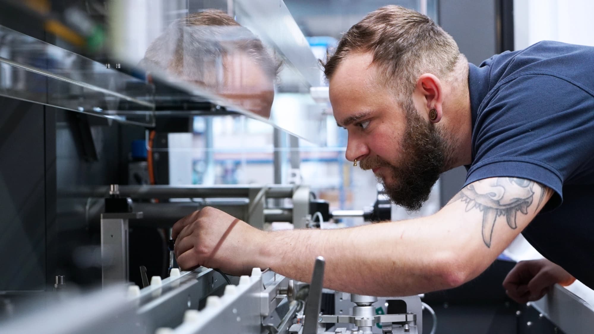 Körber-Mitarbeiter bei der Arbeit an einer Maschinenverlagerung